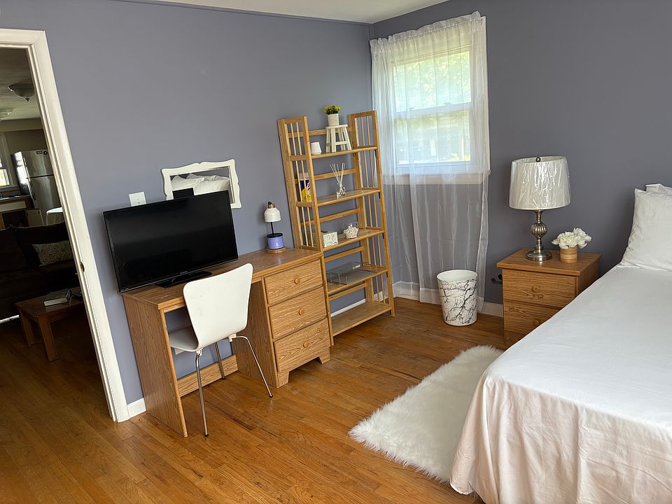 1st image of 105 Robert Dr Room 2