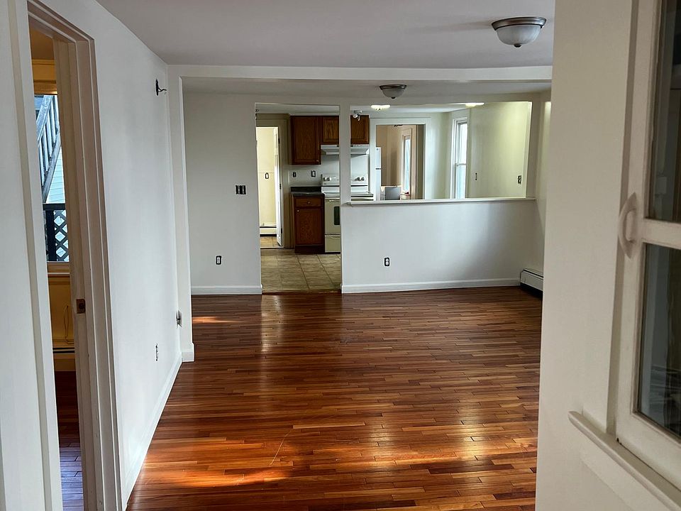 Entry/Living room