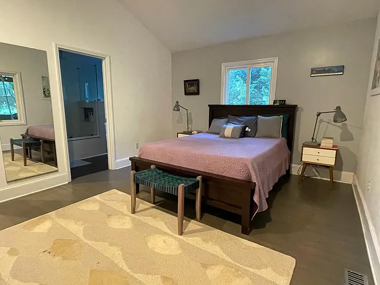 Master bedroom - Queen