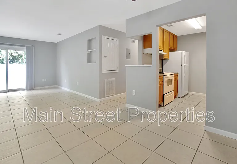 3346 Greenbriar Cir #D — Photo 2