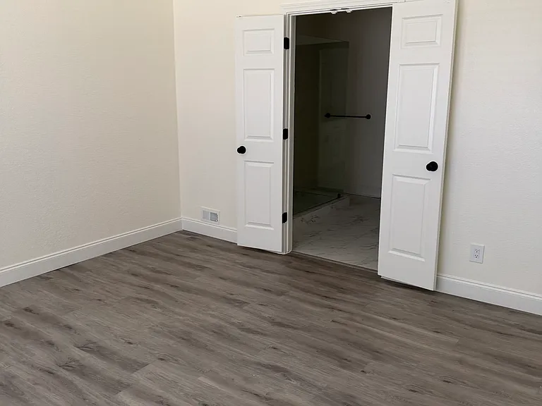 Master Bedroom, entry to bathroom