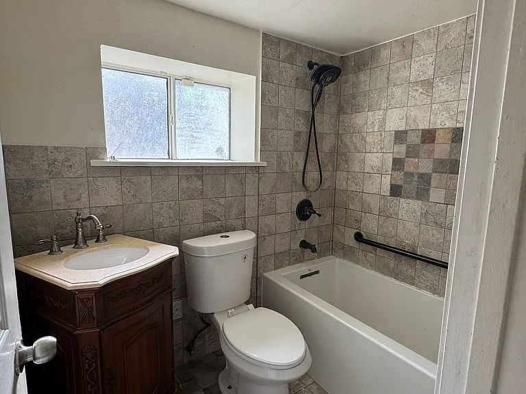 269 E Saint James St #B — Photo 3