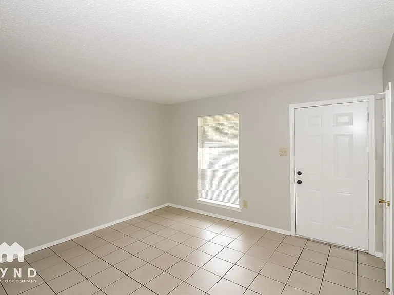 6875 Embassy Cir — Photo 5