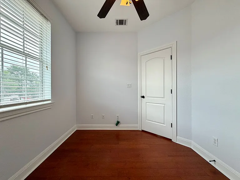 1402 Parker Ln #8 — Photo 17