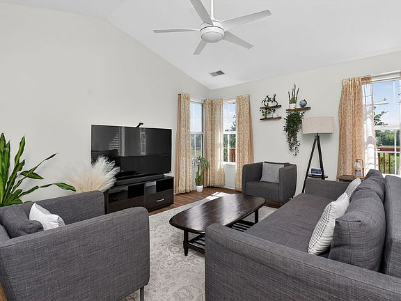 4th image of 464 Gloria Ln