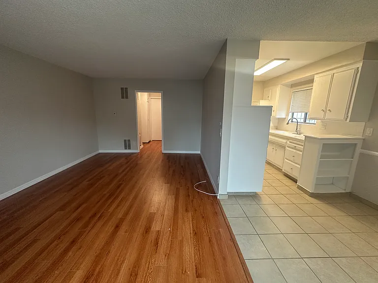1023 N Laurel Ave — Photo 4