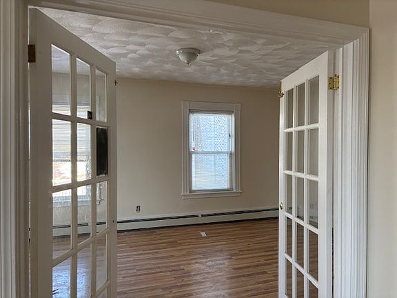 5th image of 19 Eaton St Unit 19
