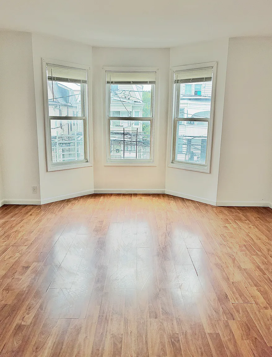 3 bed, 1200 sqft, $2,100 — Photo 2