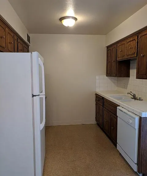 Las Palmas Apartments — Photo 9