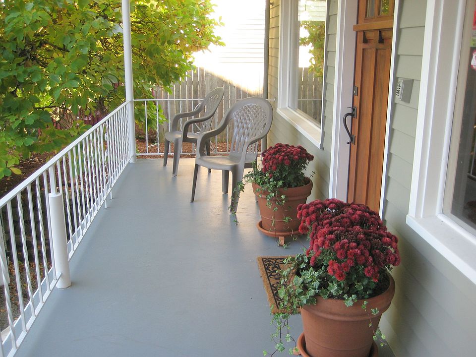 Great porch for relaxing!