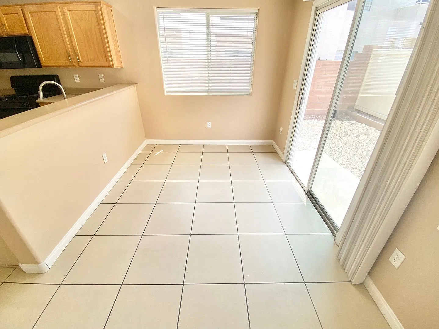 Cute 3 Bedroom /2.5 Bathroom Single Family Home, W/ 2 Car Garage — Photo 4