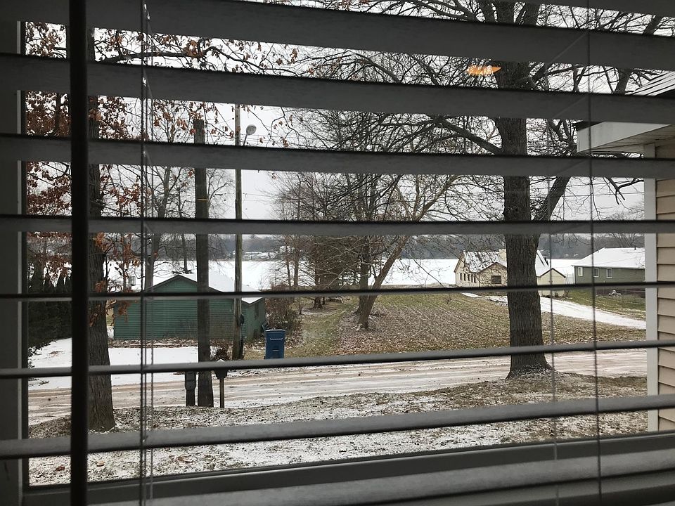 Front view of Round Lake