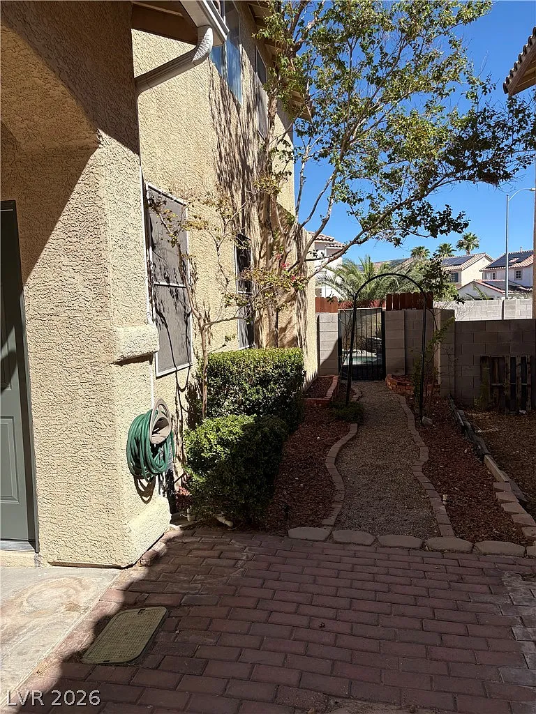 3 bed, 2.5 bath, 2036 sqft, $2,700 — Photo 3