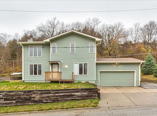 924 Valley Dr, Crescent, IA 51526