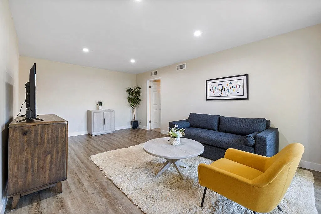 Lombardi Apartments — Photo 2