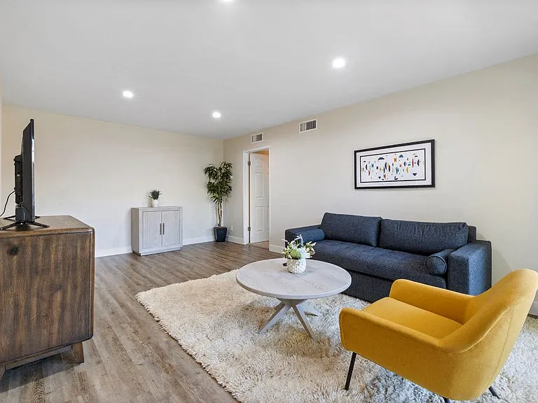 5633-45 N Topanga Canyon Blvd — Photo 7