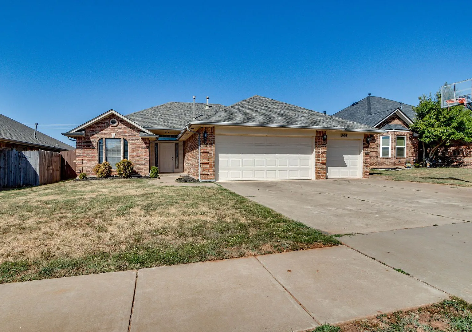 Large 3 Bed 2 Bath Home In Moore Schools With Storm Shelter — Photo 3