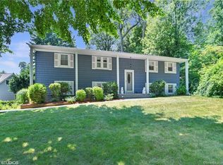 11 Tanglewood Ln, Norwalk, CT 06851