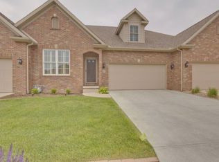 17 Prairie Vista Ct, Bloomington, IL 61704