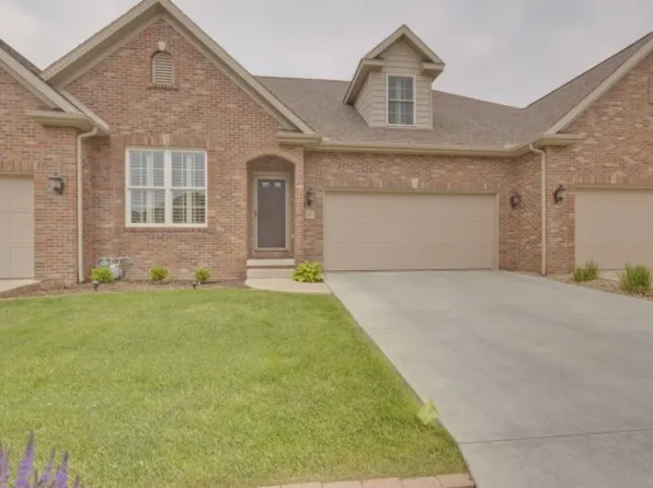 17 Prairie Vista Ct, Bloomington, IL 61704