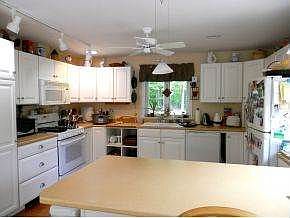 Great Kitchen with bar