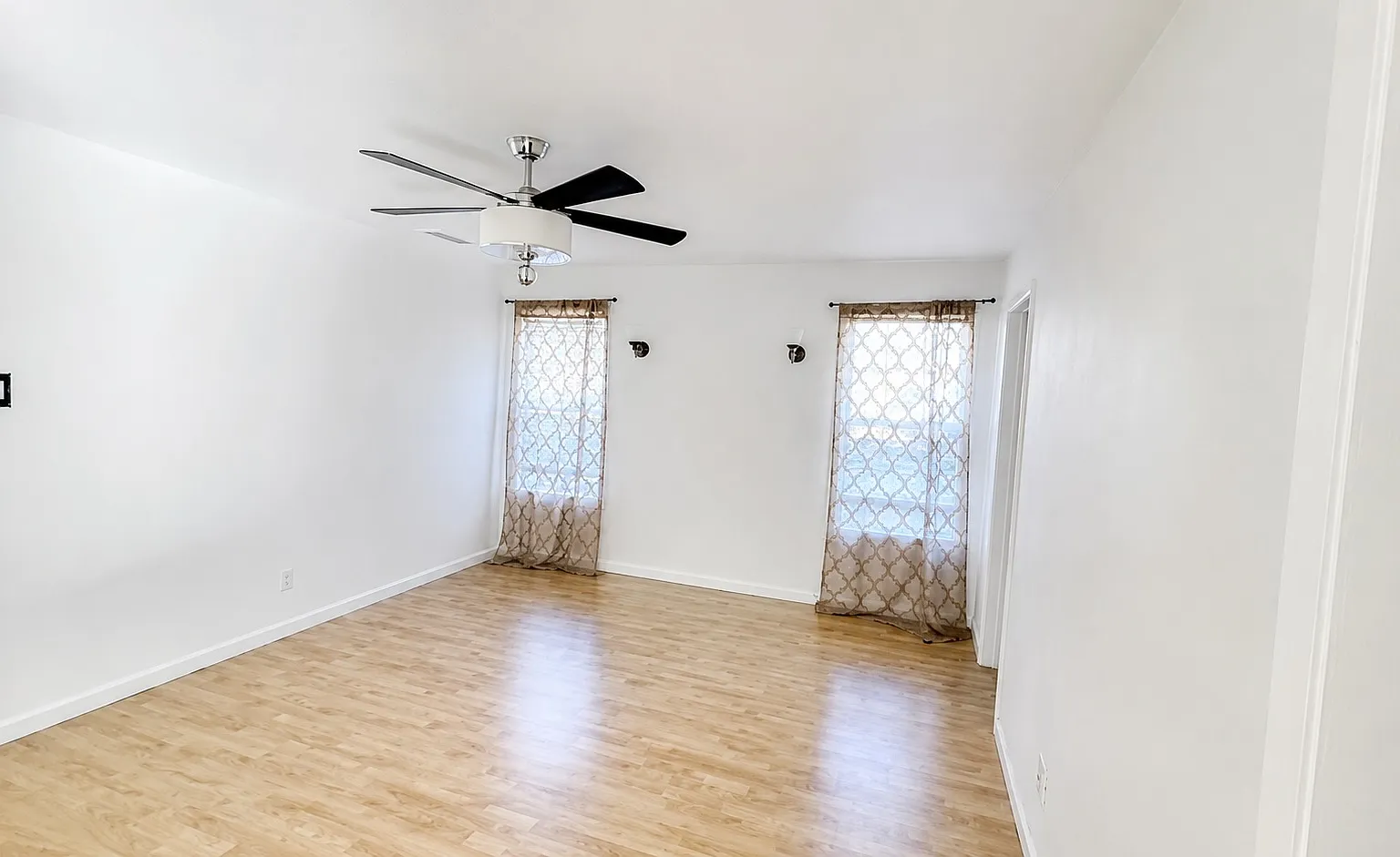 4 bed, 3047 sqft, $900 — Photo 2