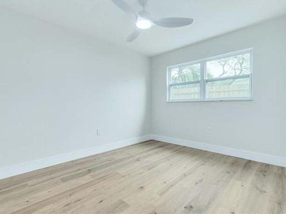 4th image of 2075 E Orangehill Ave