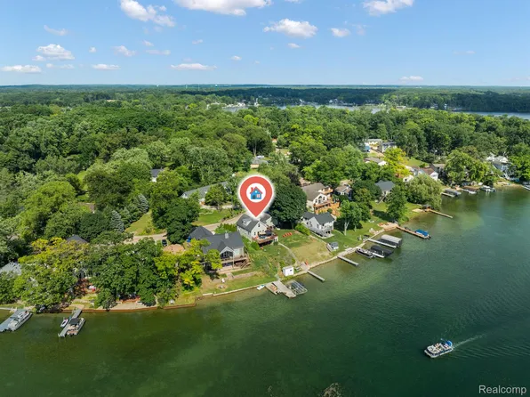 6186 Fonda Lake Dr, Brighton, MI 48116