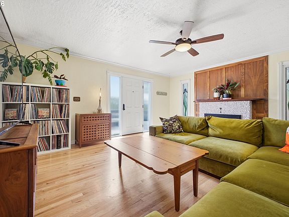 5th image of 2414 E McLoughlin Blvd
