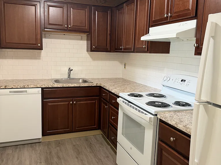Lots of cabinets in the kitchen~