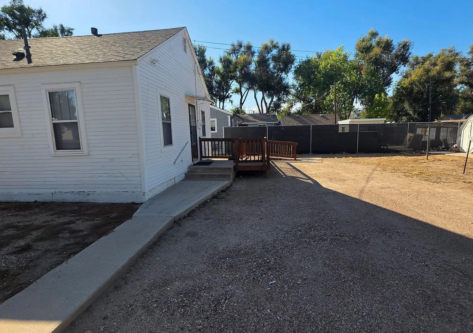 Charming 1 bedroom house avail NOW — Photo 2