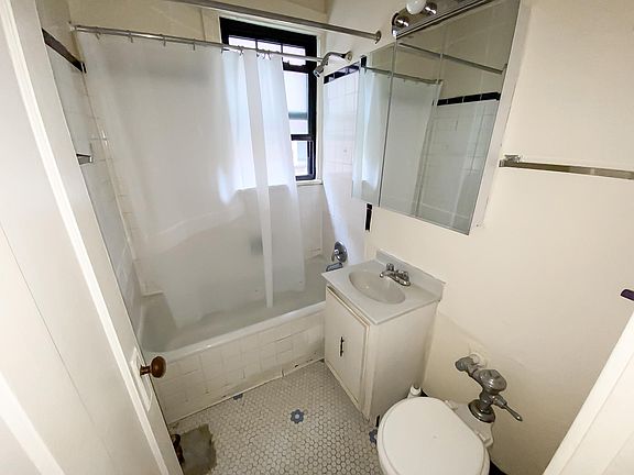 4th image of 518 W Cornelia Ave APT 113