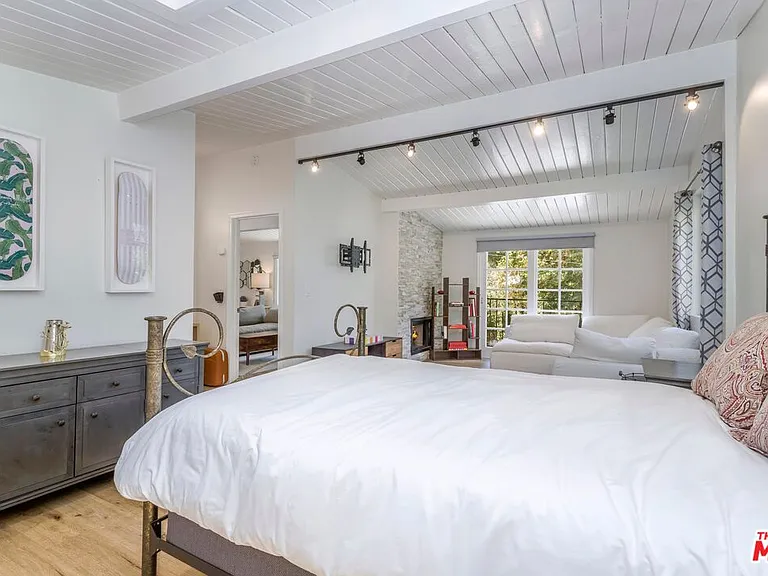 8876 Wonderland Ave — Photo 14