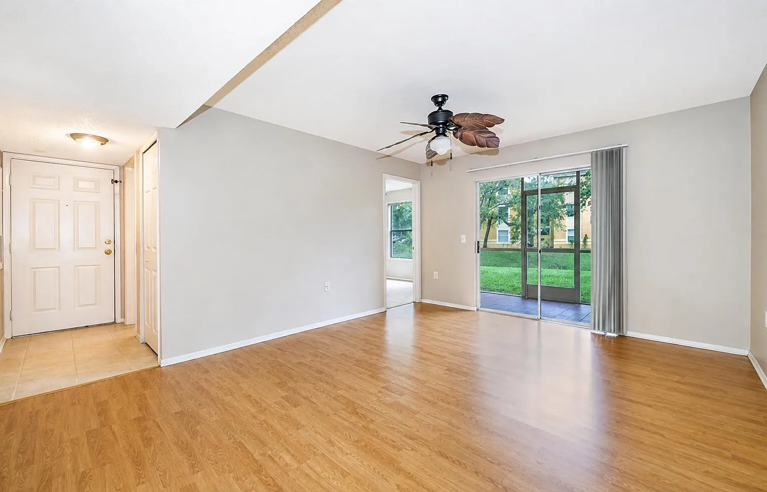 2 bed, 2.0 bath, 969 sqft, $1,659 — Photo 2