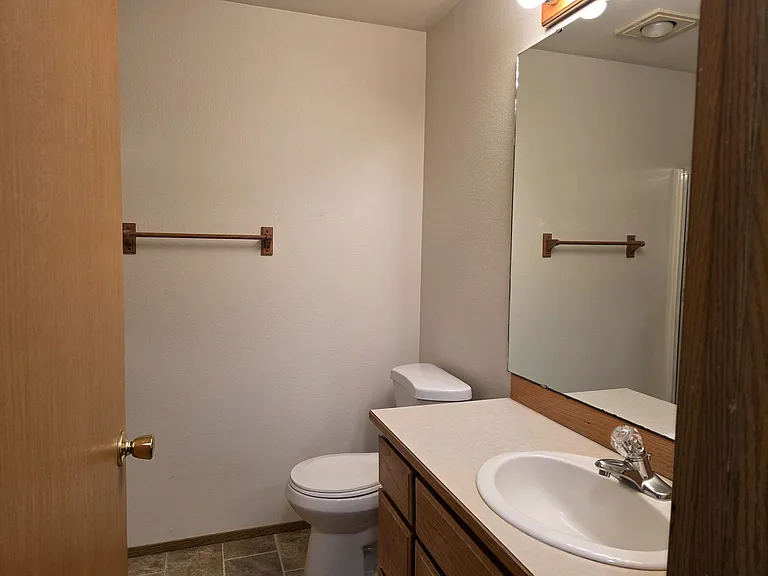 384 Selkirk Dr — Photo 30
