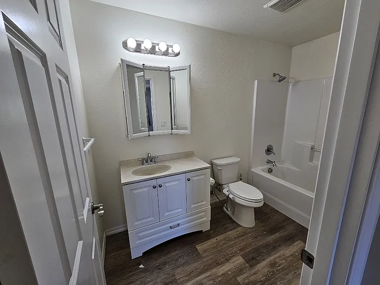 304 SE L St — Photo 8