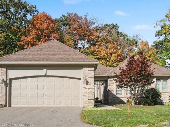 22240 Village Pines Dr, Beverly Hills, MI 48025