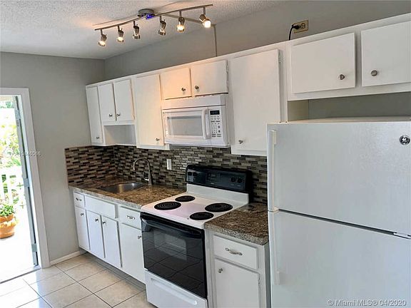 4th image of 604 NE 29th Dr APT H
