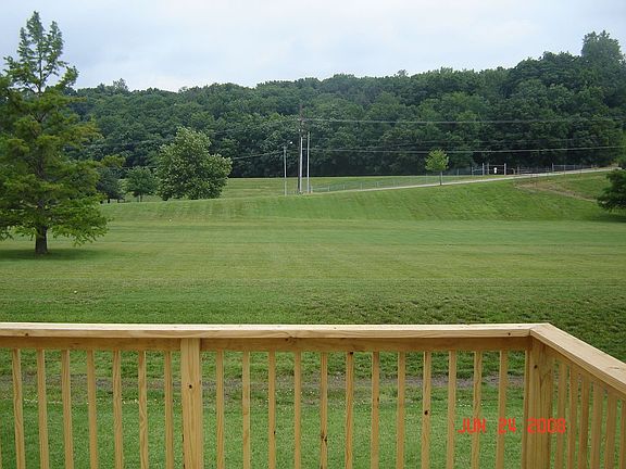 Looks out to beautiful Maken Park