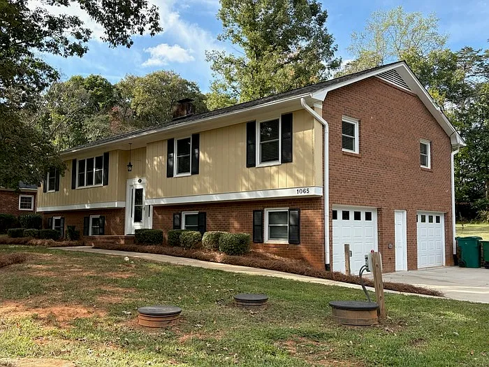 4 bed, 3.0 bath, 2800 sqft, $2,200 — Photo 1