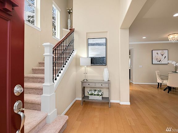 Front entry way with 2 story high ceiling, window lined with sun shining through
