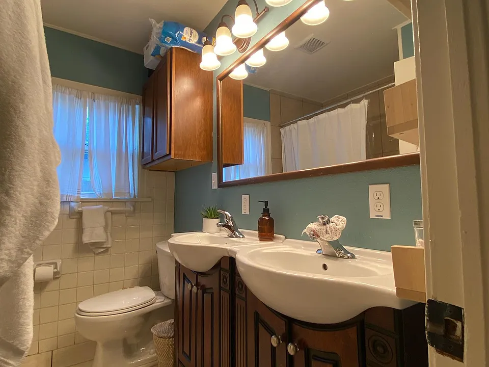 Bathroom with bathtub and double sinks