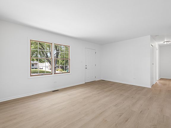 4th image of 300 Mac Gregor Rd