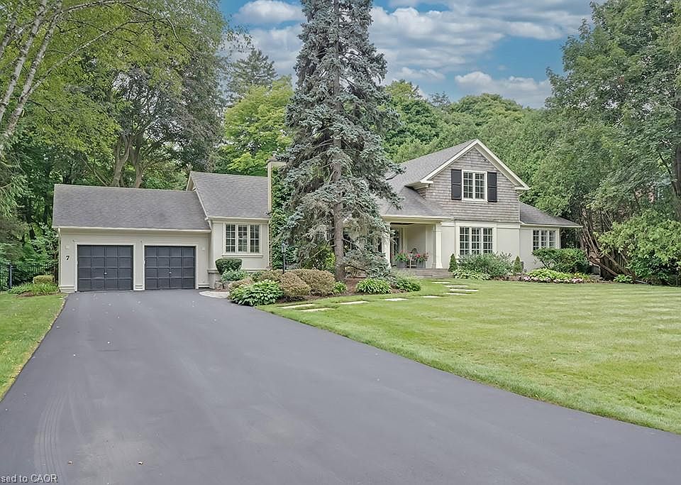 1st image of 7 Colonial Cres