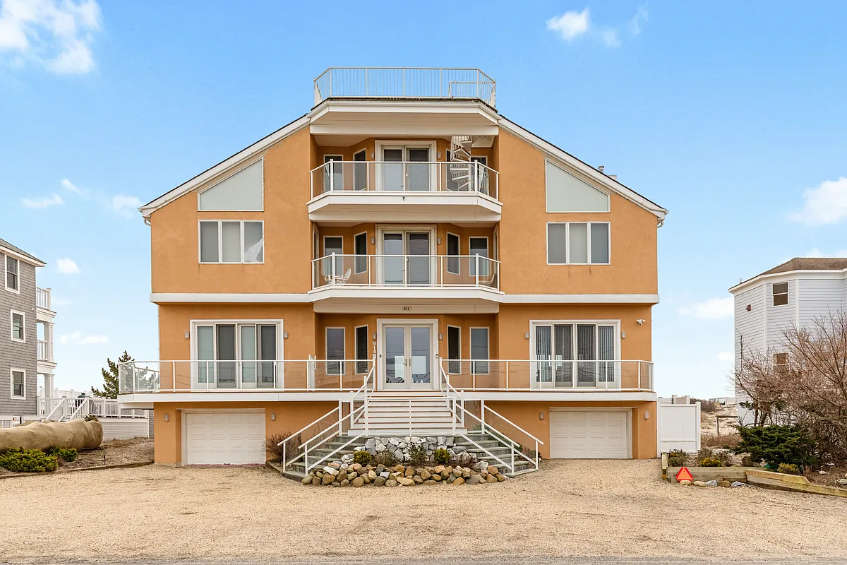 Building Photo - 915 Dune Rd