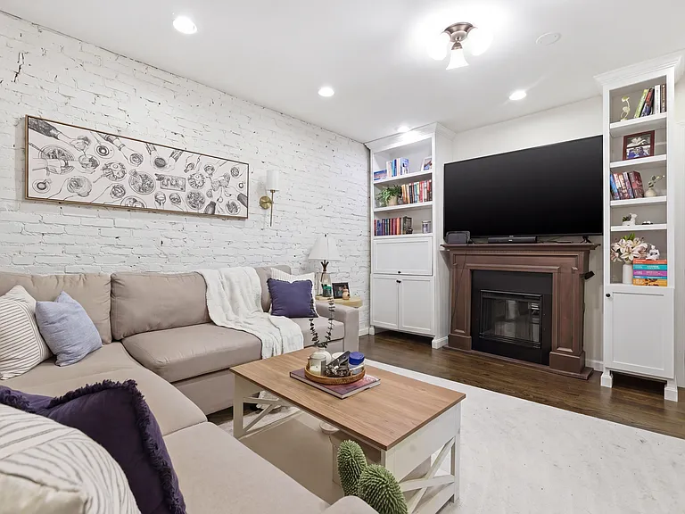 245 W 5th St #4 — Photo 1