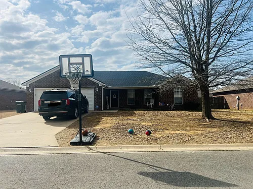 2815 Makenzie Dr Photo 1