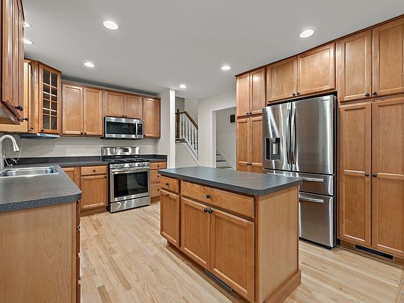 4th image of 606 Lexington Ave