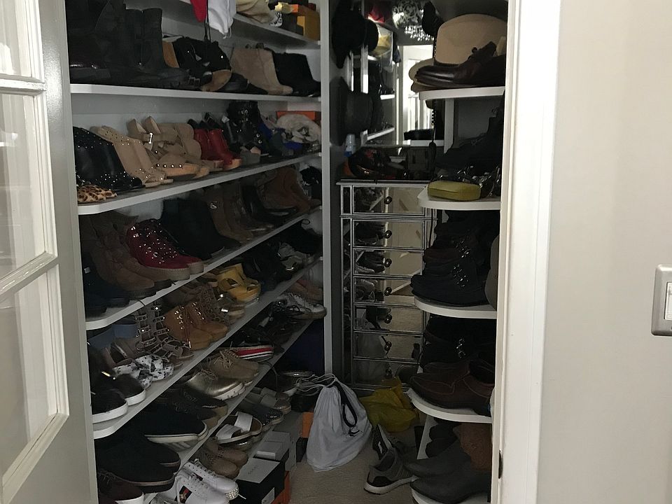 Shoe closet