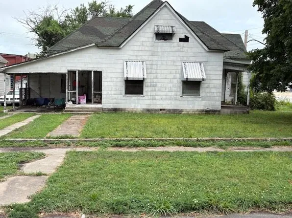 135 E Locust Street, Aurora, MO 65605